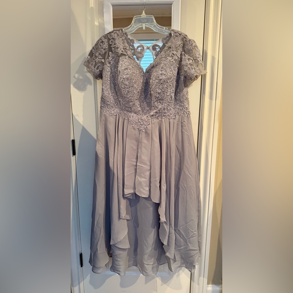 ✨ Gray/Silver Lace Formal Dress – Elegant & Flowy (Fits Like Size 12-14) 👗